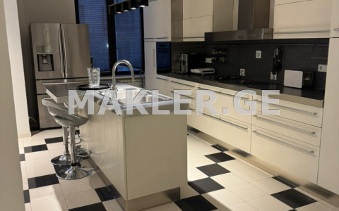  Сдаётся 5 комнатная  Квартира в Ваке  на ул. Палиашвили 