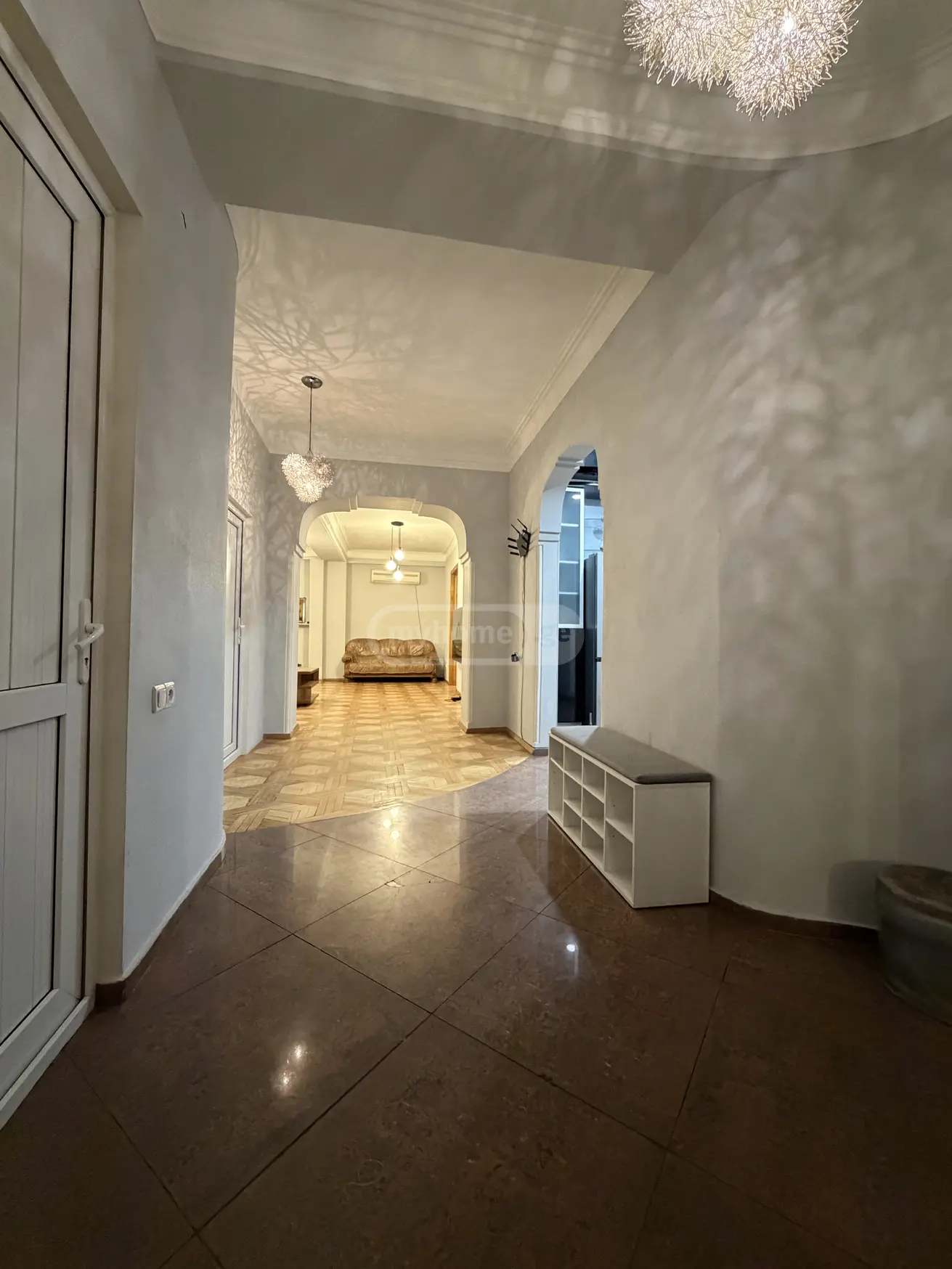  ქირავდება 3 ოთახიანი  ბინა ვაკეში  ატენის  ქუჩაზე 