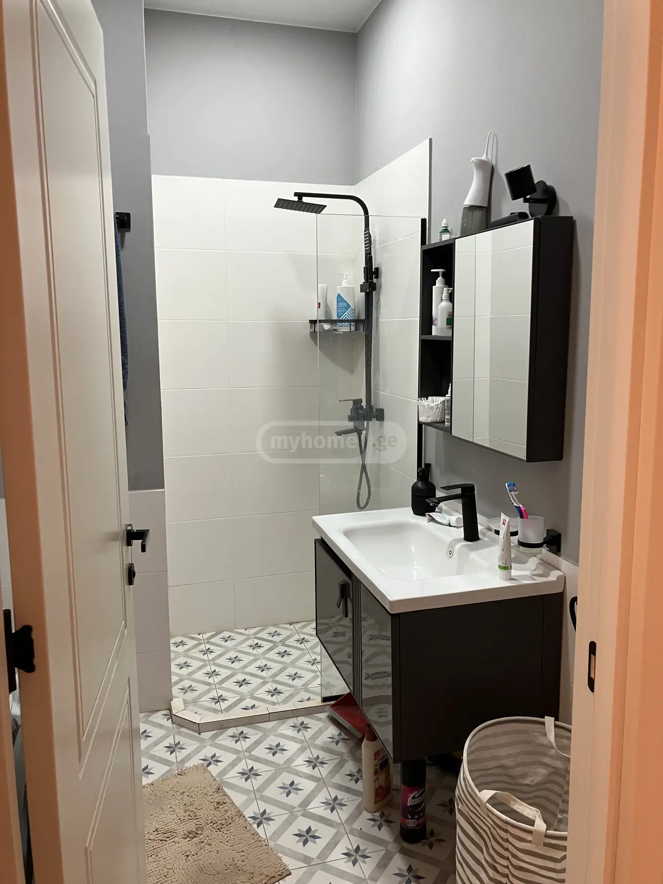  ქირავდება 3 ოთახიანი  ბინა ვაკეში  ატენის  ქუჩაზე 