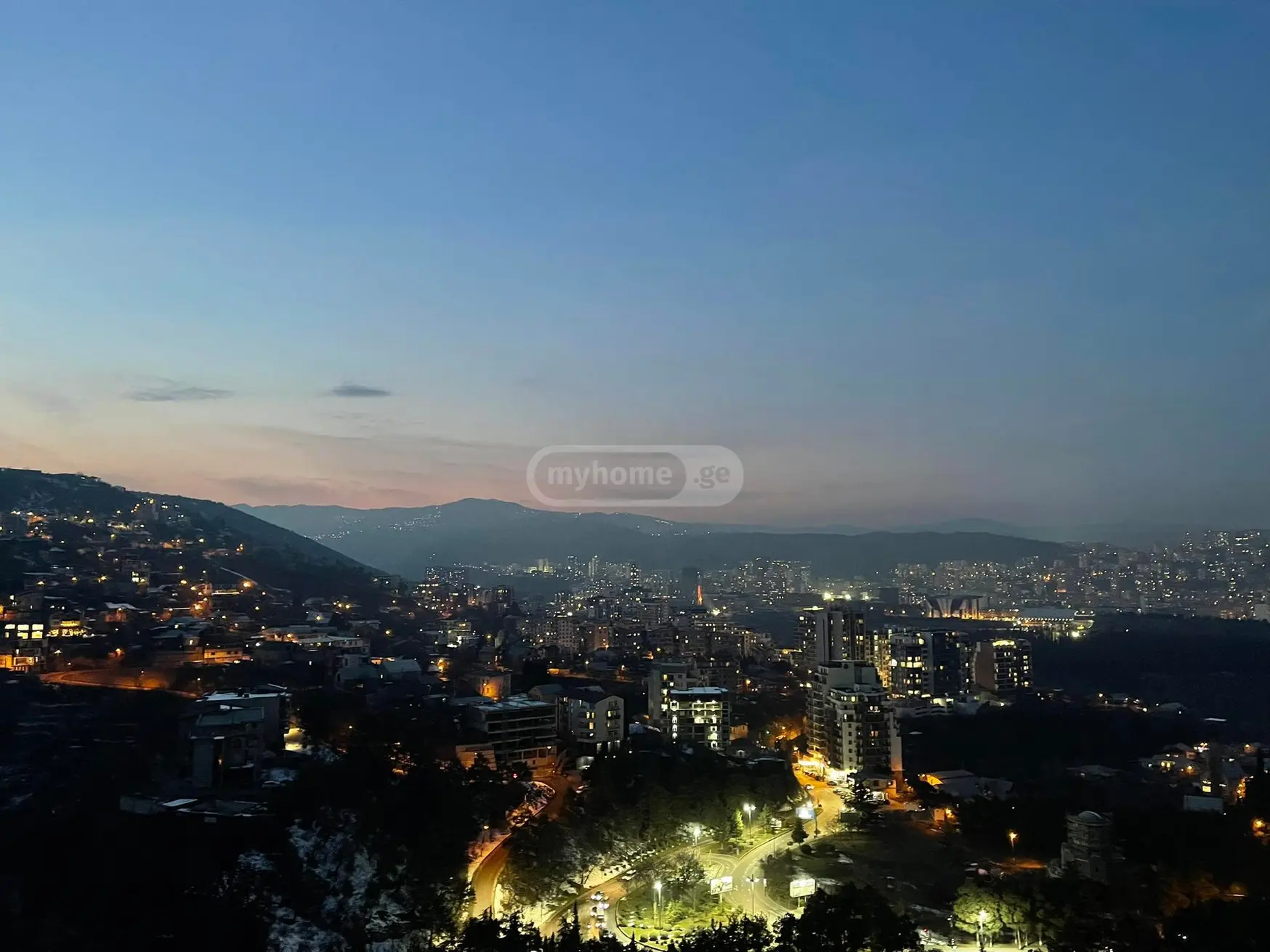  ქირავდება 3 ოთახიანი  ბინა ვაკეში  ი. ჭავჭავაძის გამზ. 