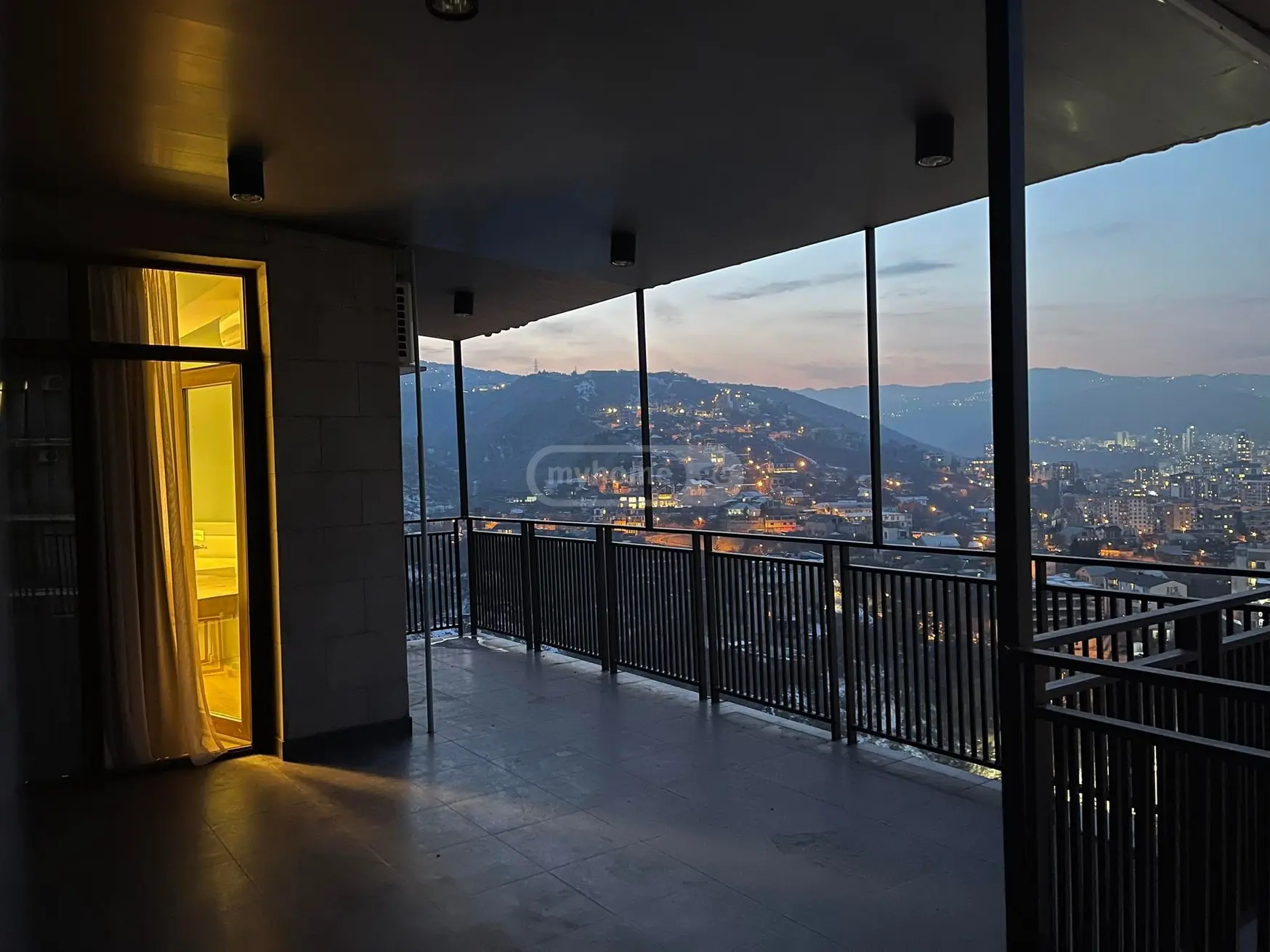  ქირავდება 3 ოთახიანი  ბინა ვაკეში  ი. ჭავჭავაძის გამზ. 