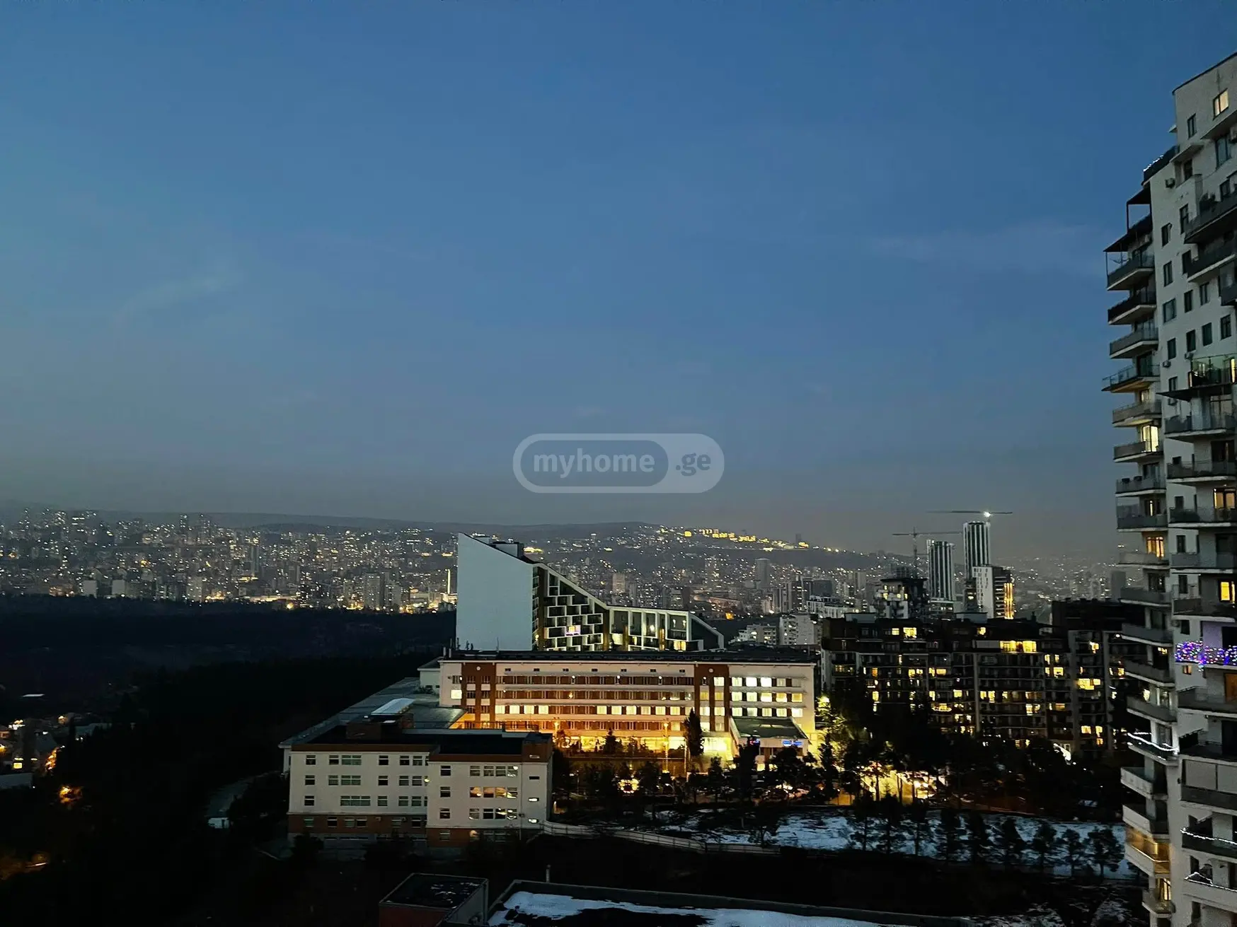  ქირავდება 3 ოთახიანი  ბინა ვაკეში  ი. ჭავჭავაძის გამზ. 