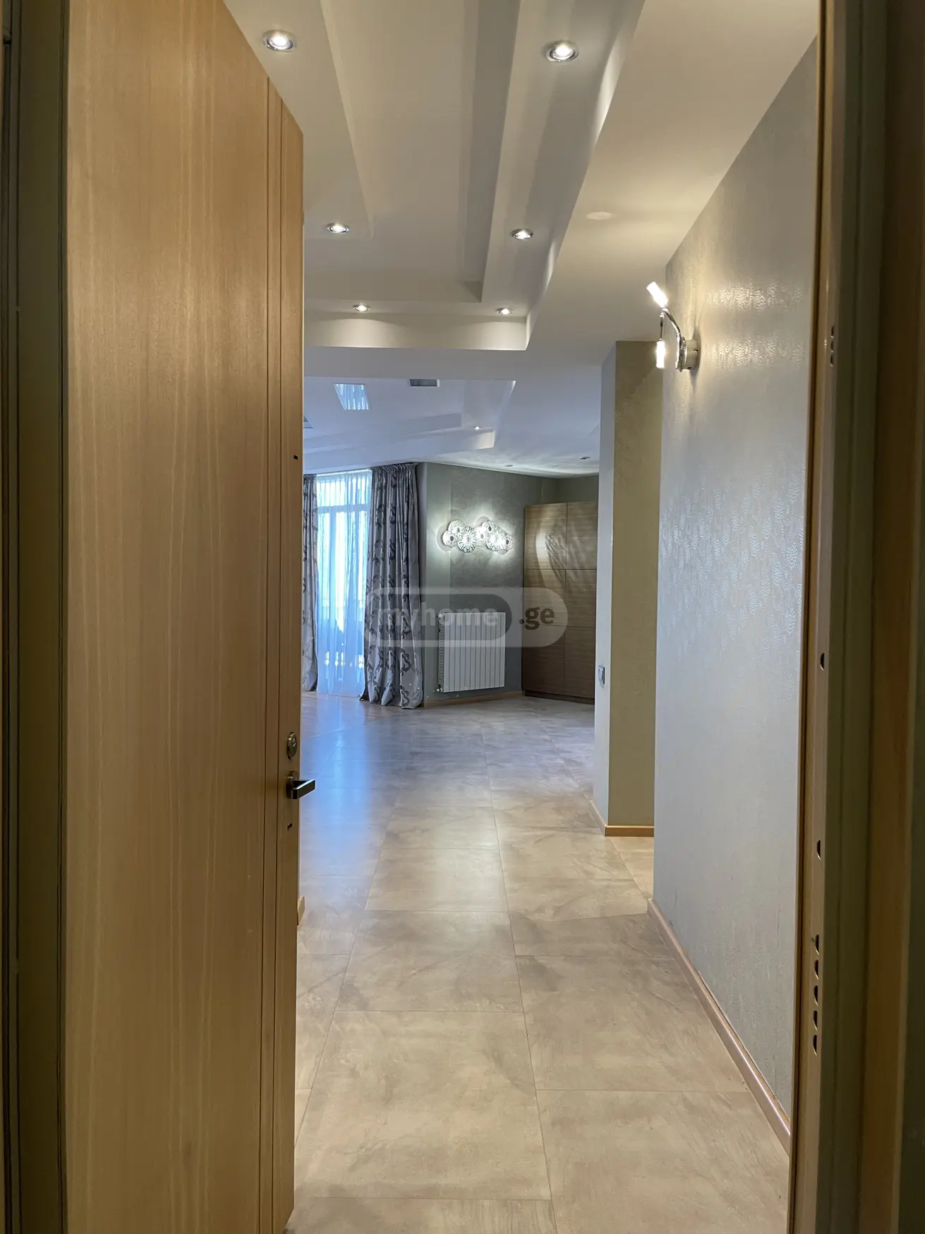  ქირავდება 4 ოთახიანი  ბინა ვაკეში  ი. ჭავჭავაძის გამზ. 