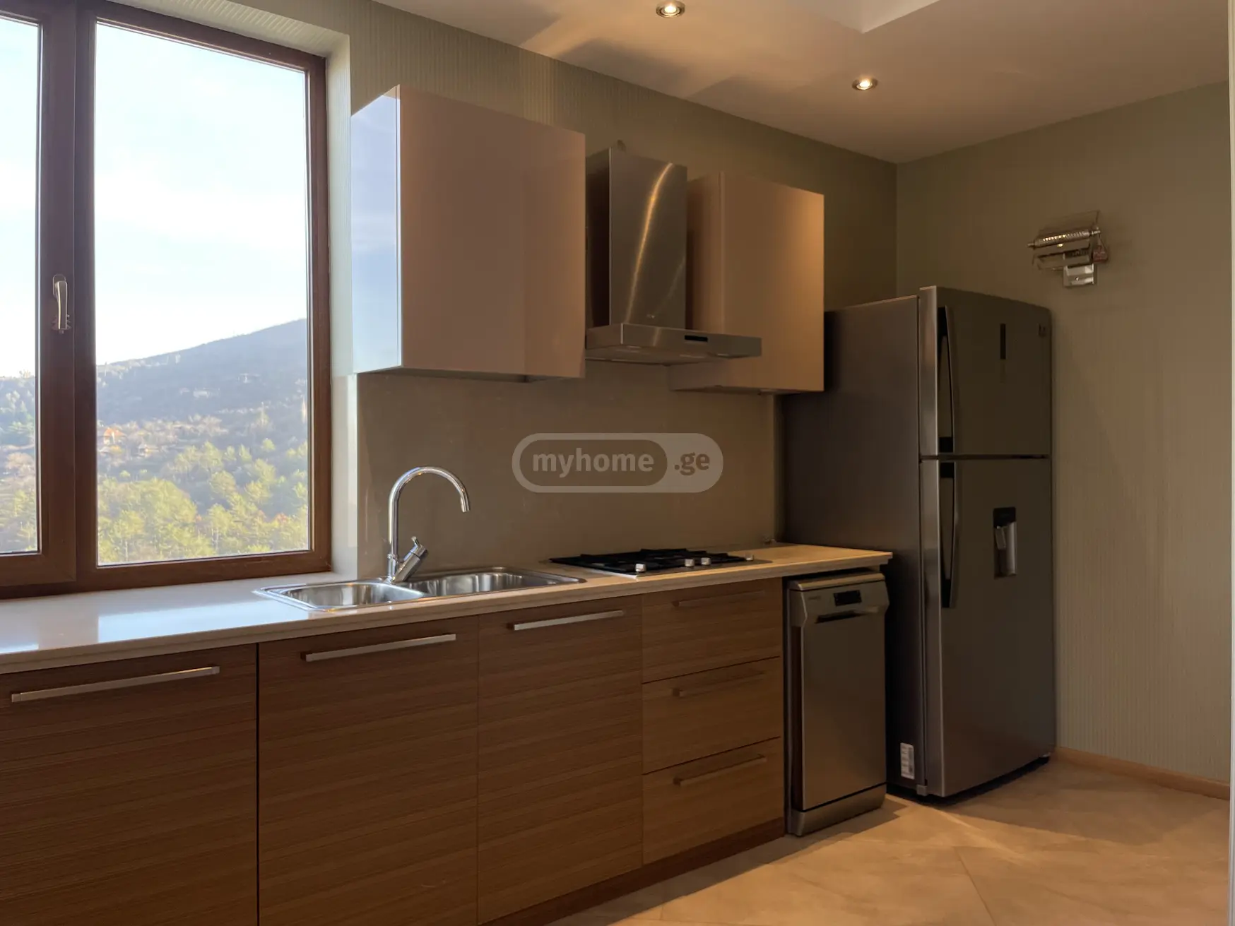  ქირავდება 4 ოთახიანი  ბინა ვაკეში  ი. ჭავჭავაძის გამზ. 