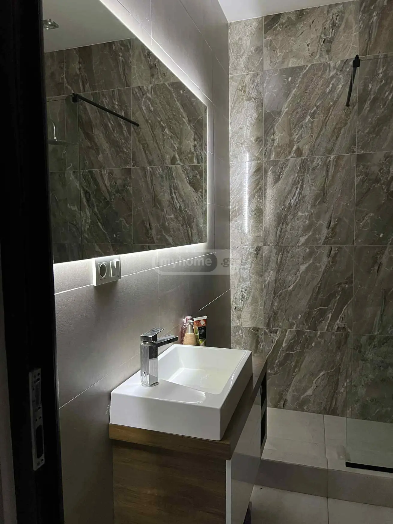  ქირავდება 3 ოთახიანი  ბინა საბურთალოზე  ს.ჩიქოვანის ქუჩაზე 