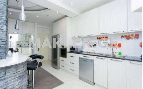  იყიდება 3 ოთახიანი  ბინა მთაწმინდაზე (ძველ თბილისში)  ინგოროყვას ქუჩაზე 