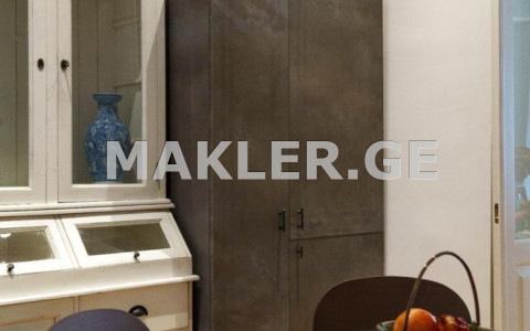  იყიდება 5 ოთახიანი  ბინა მთაწმინდაზე (ძველ თბილისში)  გრიბოედოვის ქუჩაზე 