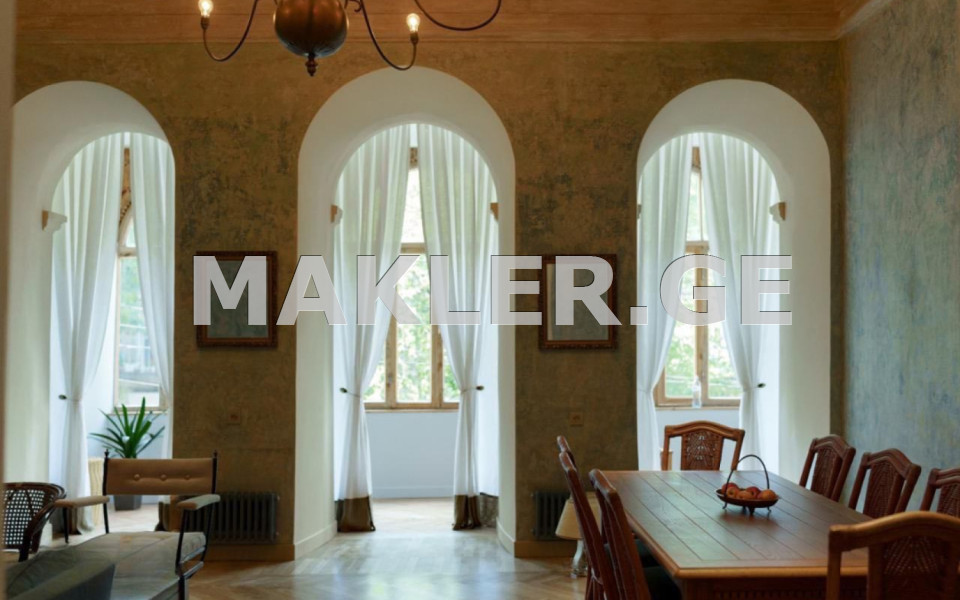  იყიდება 5 ოთახიანი  ბინა მთაწმინდაზე (ძველ თბილისში)  გრიბოედოვის ქუჩაზე 