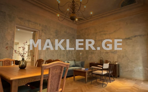  იყიდება 5 ოთახიანი  ბინა მთაწმინდაზე (ძველ თბილისში)  გრიბოედოვის ქუჩაზე 