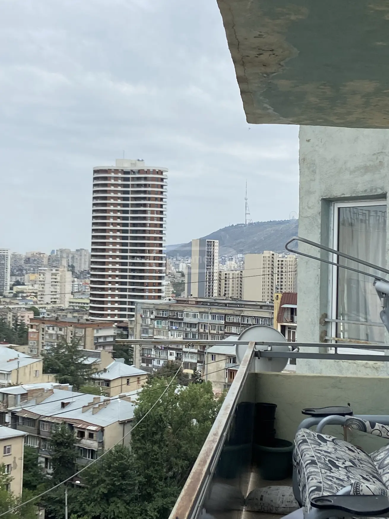  ქირავდება 3 ოთახიანი  ბინა საბურთალოზე  გაზაფხულის ქუჩაზე 