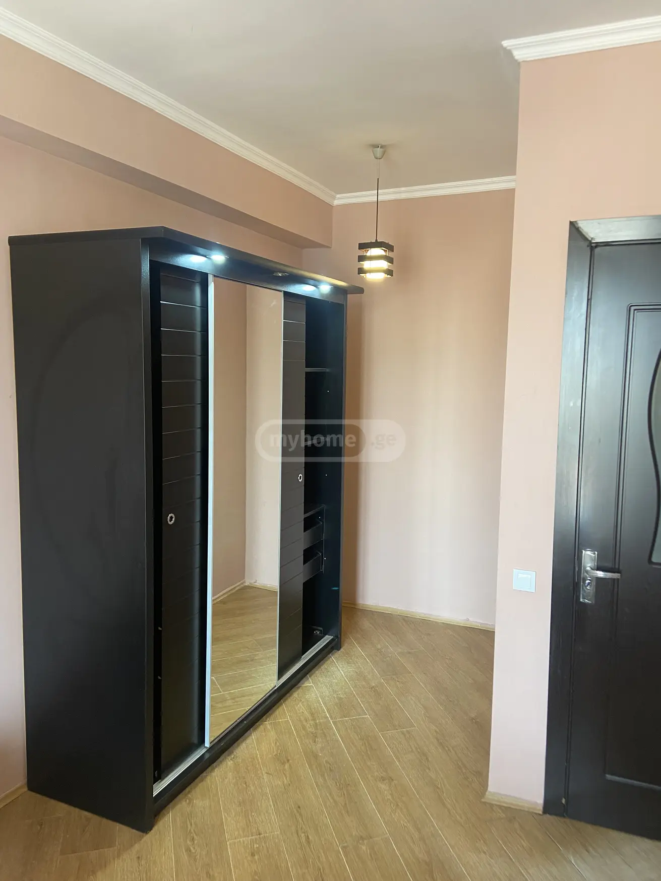  ქირავდება 3 ოთახიანი  ბინა საბურთალოზე  გაზაფხულის ქუჩაზე 