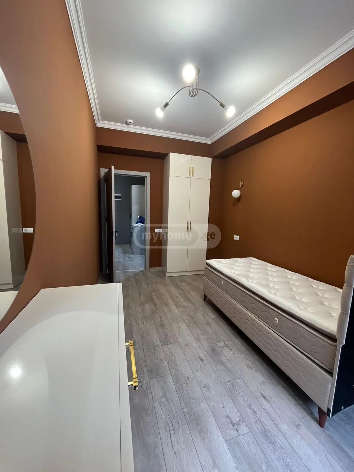  ქირავდება 3 ოთახიანი  ბინა საბურთალოზე  ქავთარაძის ქუჩაზე 