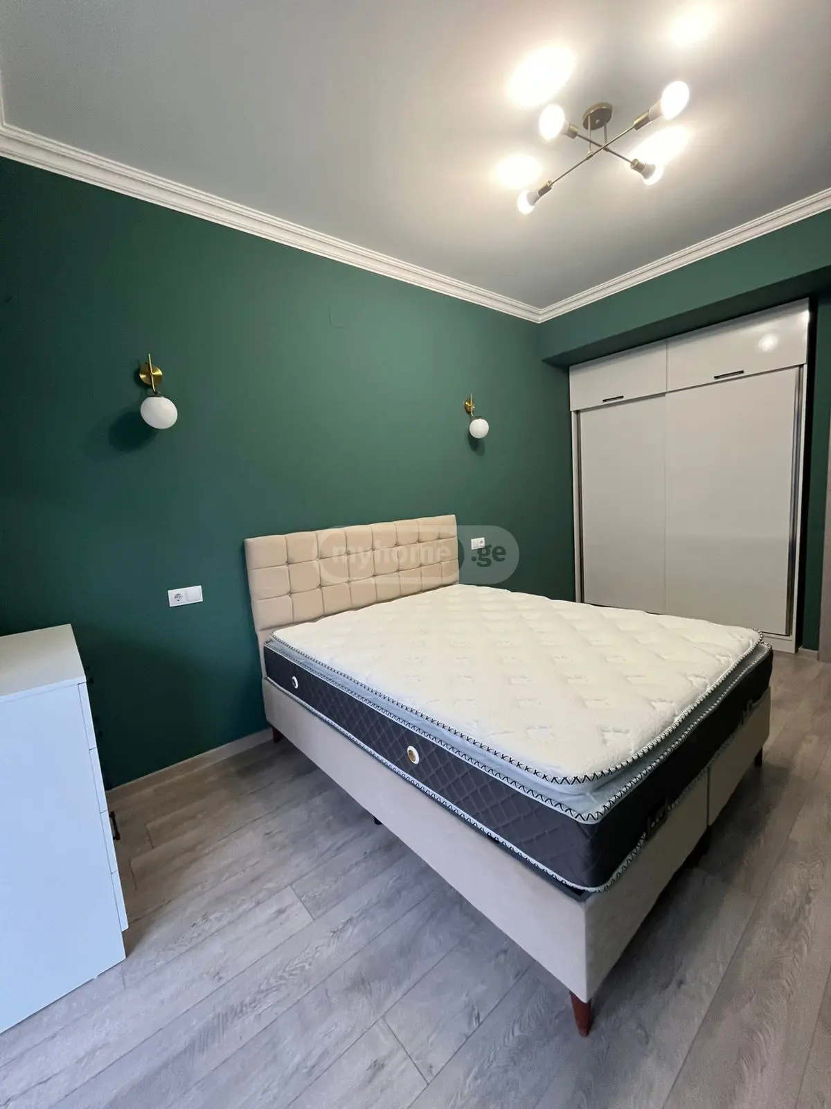  ქირავდება 3 ოთახიანი  ბინა საბურთალოზე  ქავთარაძის ქუჩაზე 