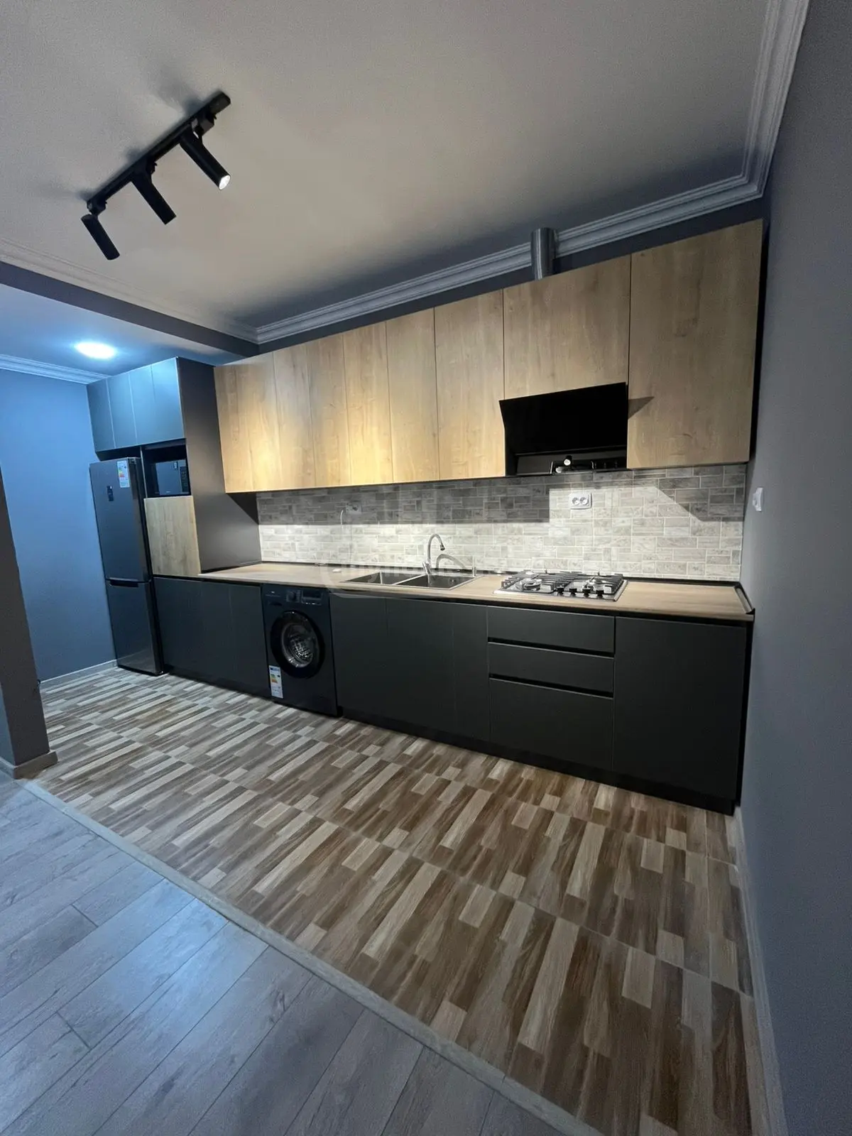  ქირავდება 3 ოთახიანი  ბინა საბურთალოზე  ქავთარაძის ქუჩაზე 