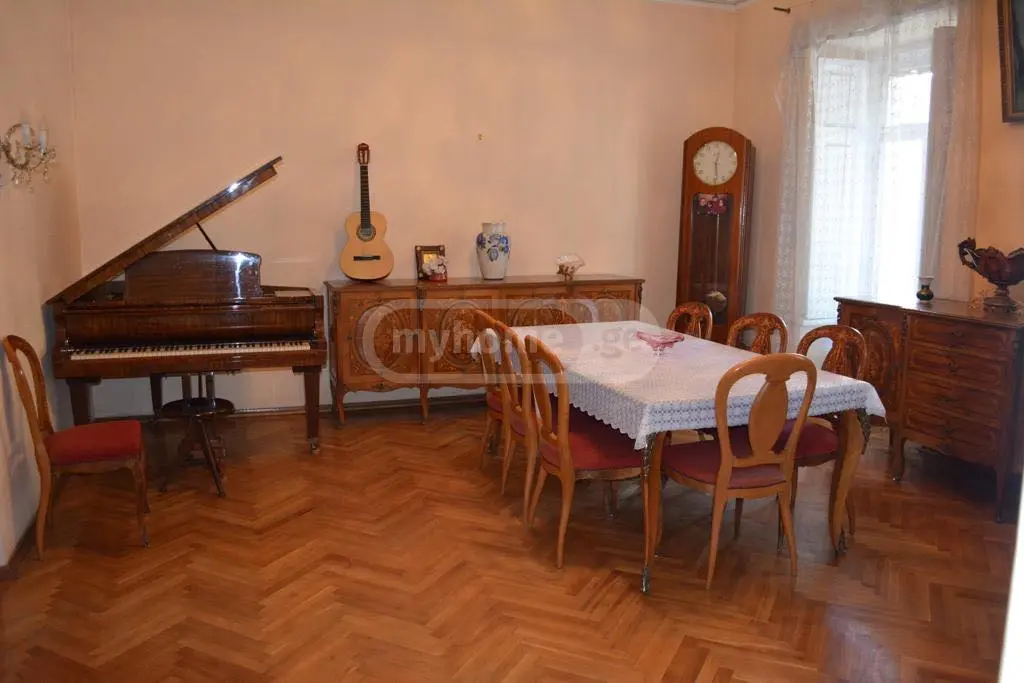  იყიდება 5 ოთახიანი  ბინა მთაწმინდაზე (ძველ თბილისში)  ამაღლების I ჩიხში 