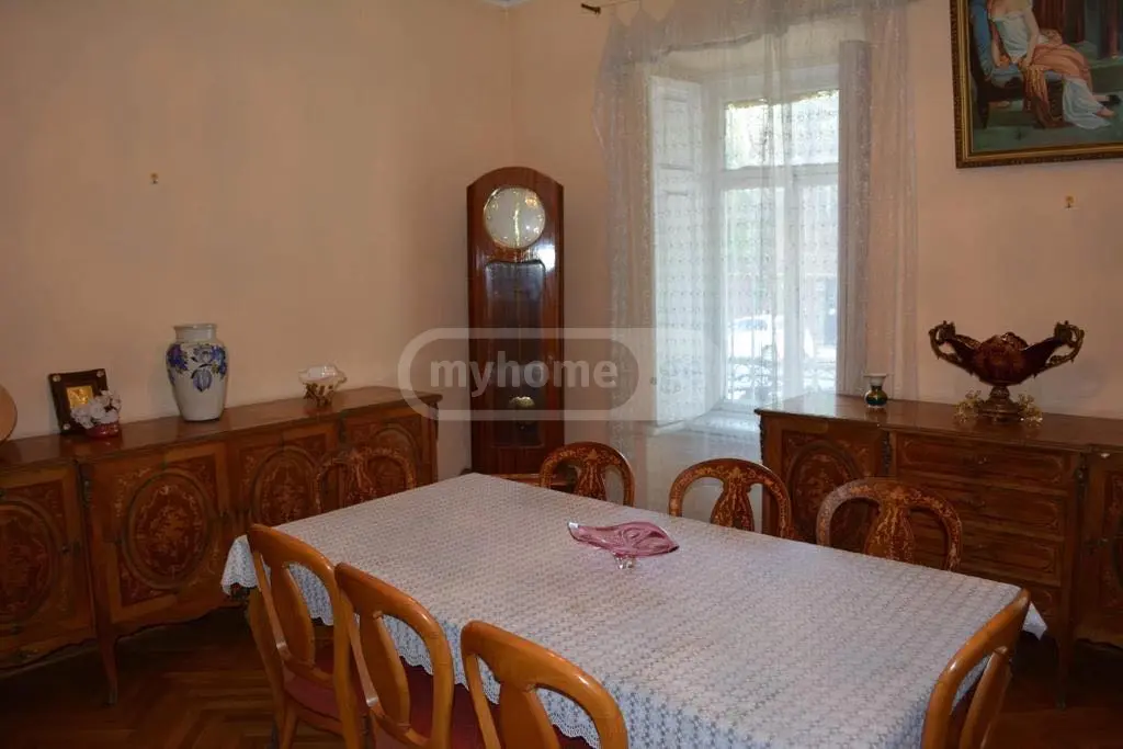  იყიდება 5 ოთახიანი  ბინა მთაწმინდაზე (ძველ თბილისში)  ამაღლების I ჩიხში 