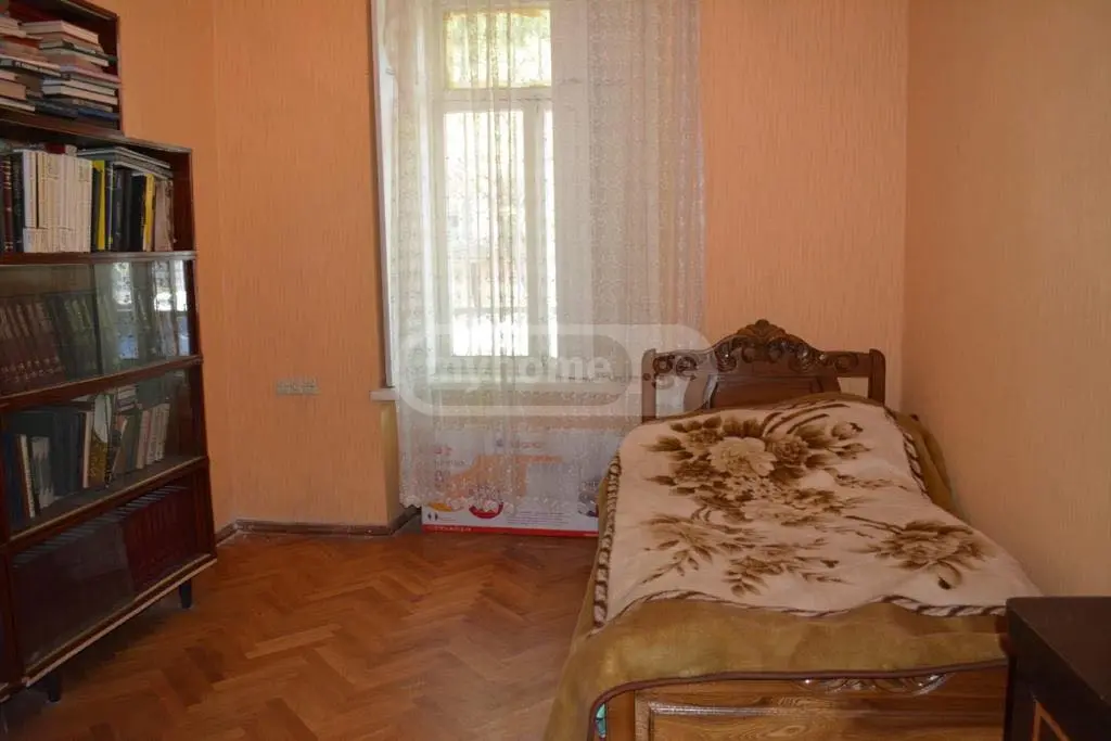  იყიდება 5 ოთახიანი  ბინა მთაწმინდაზე (ძველ თბილისში)  ამაღლების I ჩიხში 