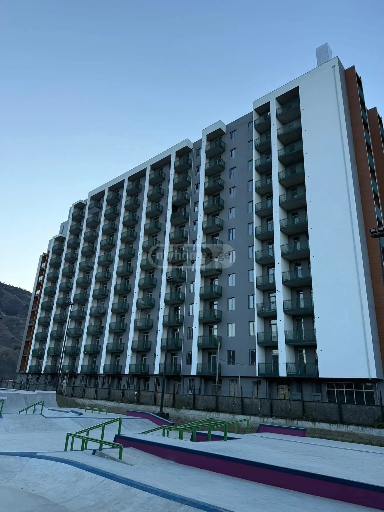  იყიდება 4 ოთახიანი  ბინა ვაკეში  ა.რაზმაძის ქუჩაზე 