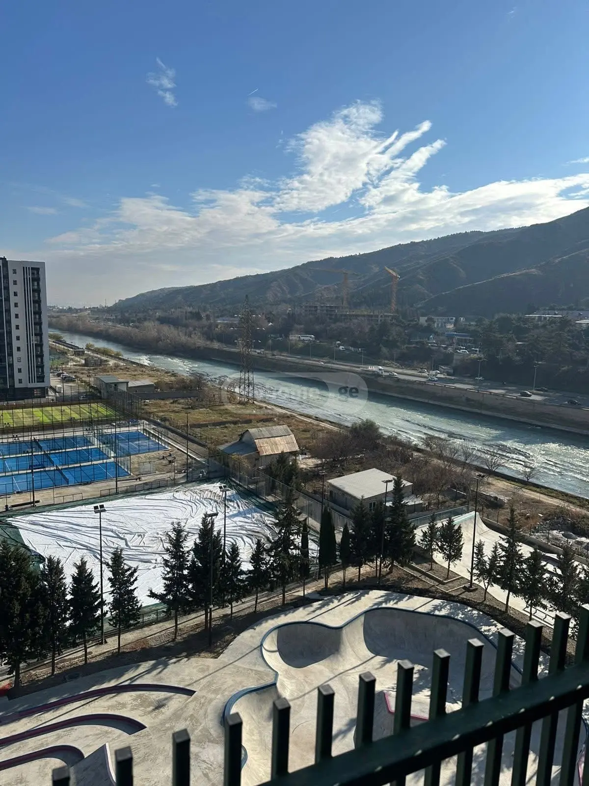  იყიდება 4 ოთახიანი  ბინა ვაკეში  ა.რაზმაძის ქუჩაზე 