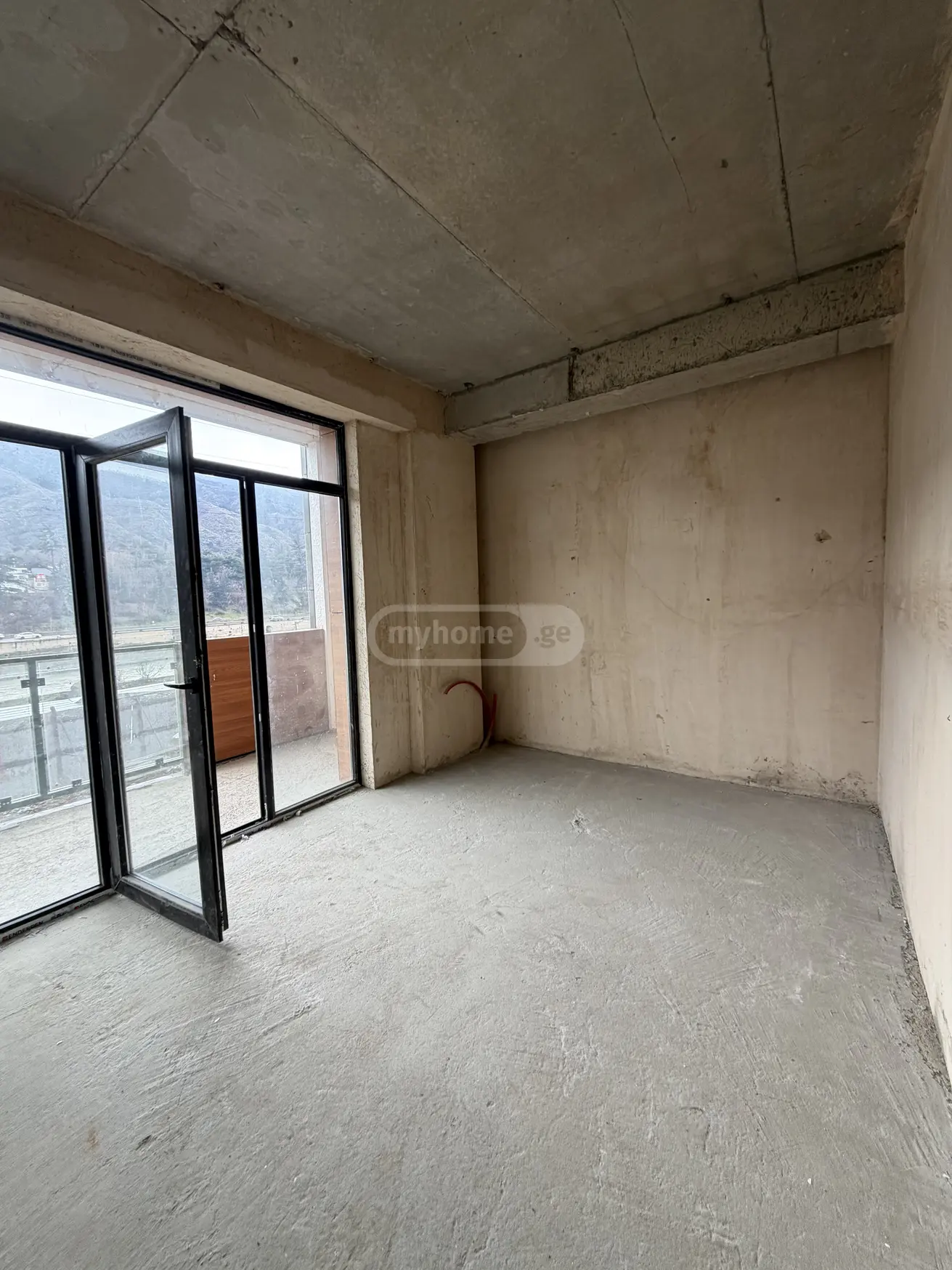  იყიდება 4 ოთახიანი  ბინა ვაკეში  ა.რაზმაძის ქუჩაზე 