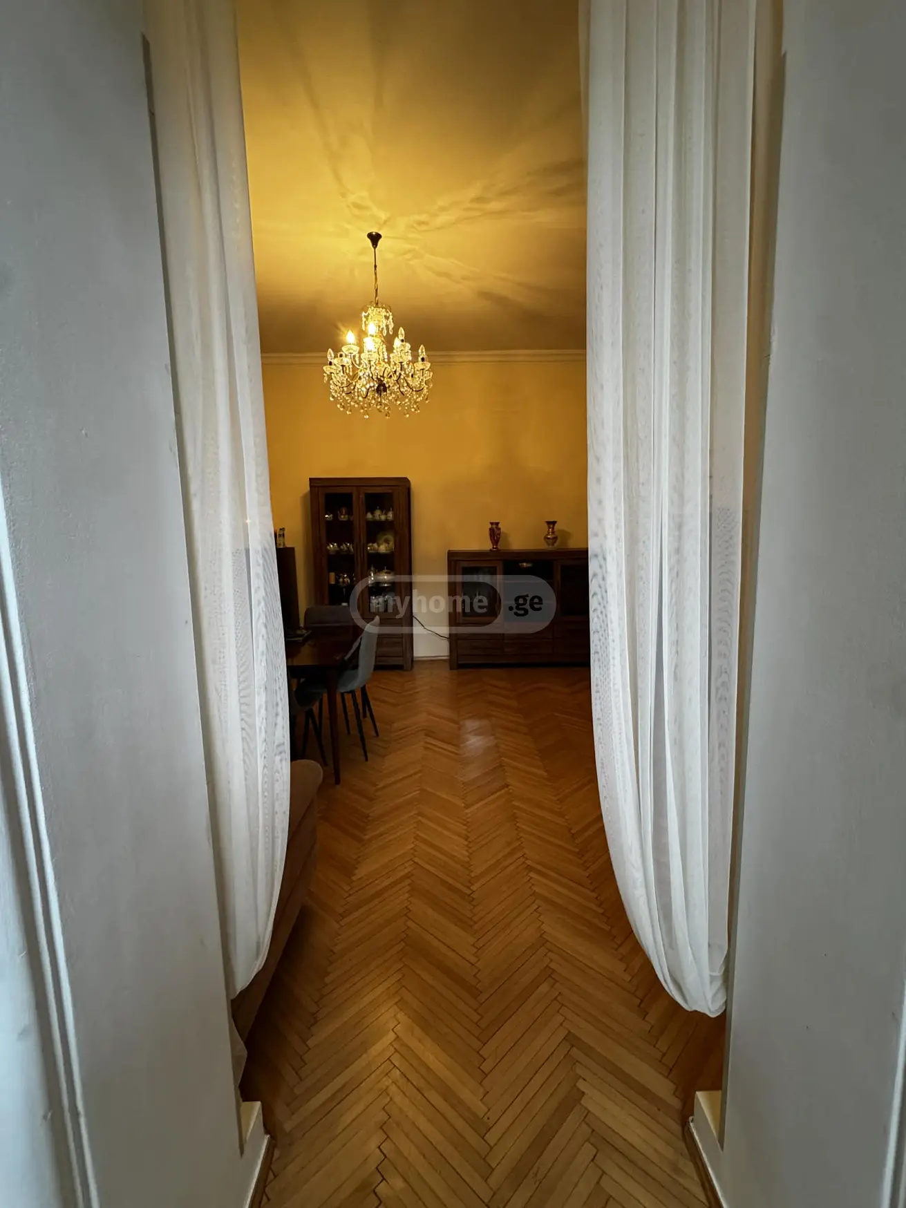  ქირავდება 4 ოთახიანი  ბინა სოლოლაკში (ძველ თბილისში)  ლ. ასათიანის ქუჩაზე 