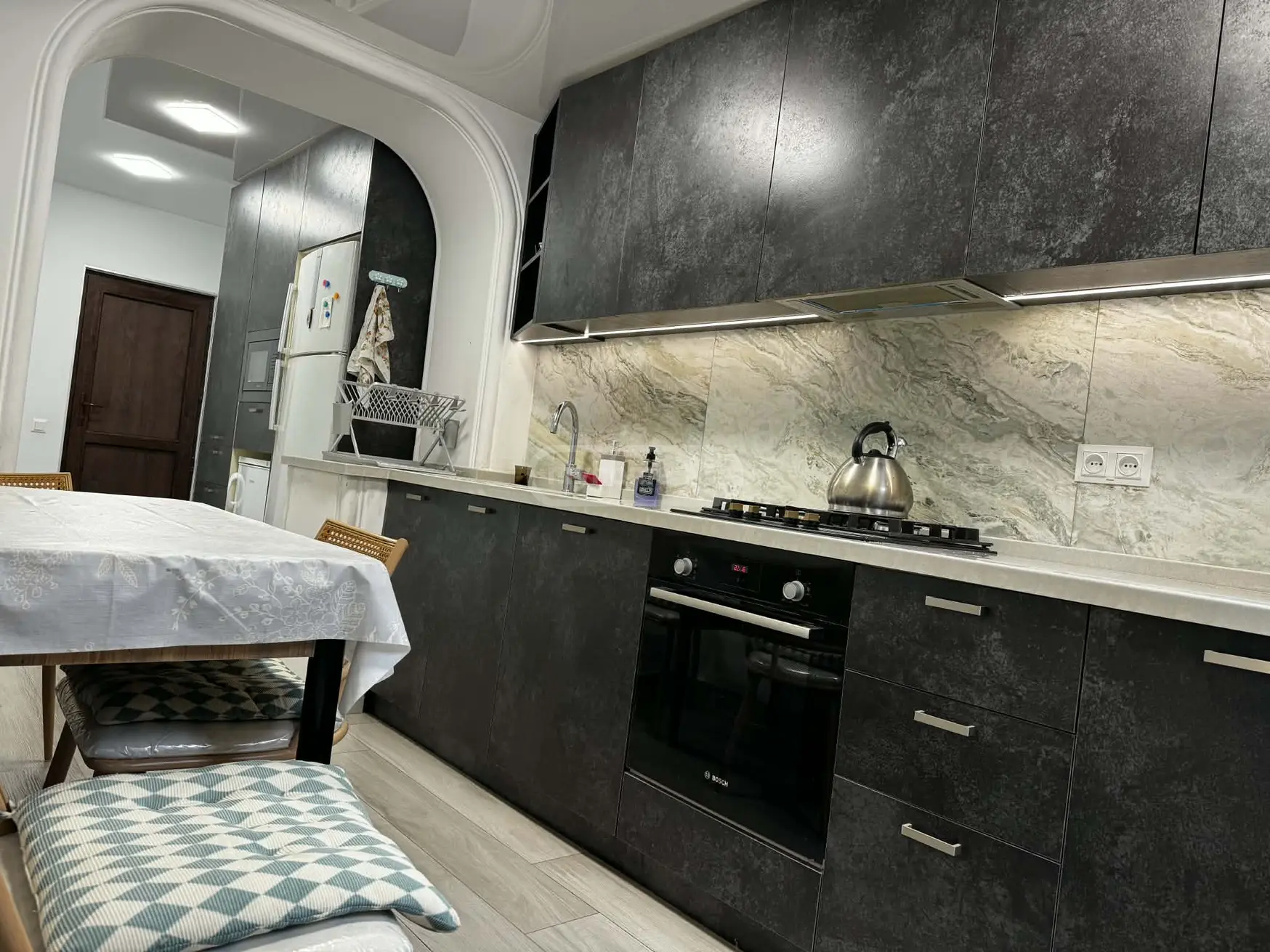  ქირავდება 4 ოთახიანი  ბინა სოლოლაკში (ძველ თბილისში)  ლ. ასათიანის ქუჩაზე 