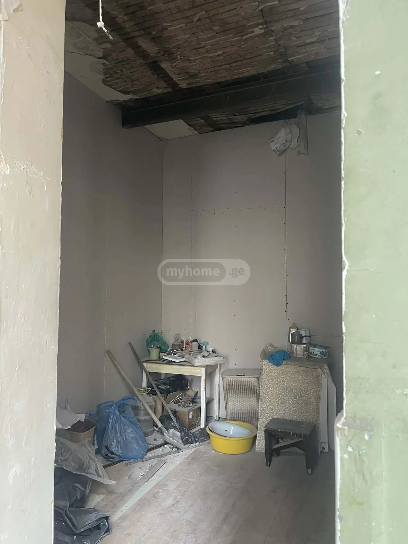  იყიდება 3 ოთახიანი  ბინა მთაწმინდაზე (ძველ თბილისში)  თაბუკაშვილის ჩიხში 