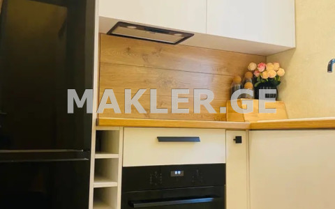  ქირავდება 7 ოთახიანი  ბინა სოლოლაკში (ძველ თბილისში)  გ.ტაბიძის ქუჩაზე 