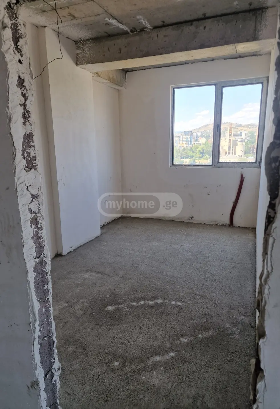  იყიდება 4 ოთახიანი  ბინა ორთაჭალაში  გულუას ქუჩაზე 