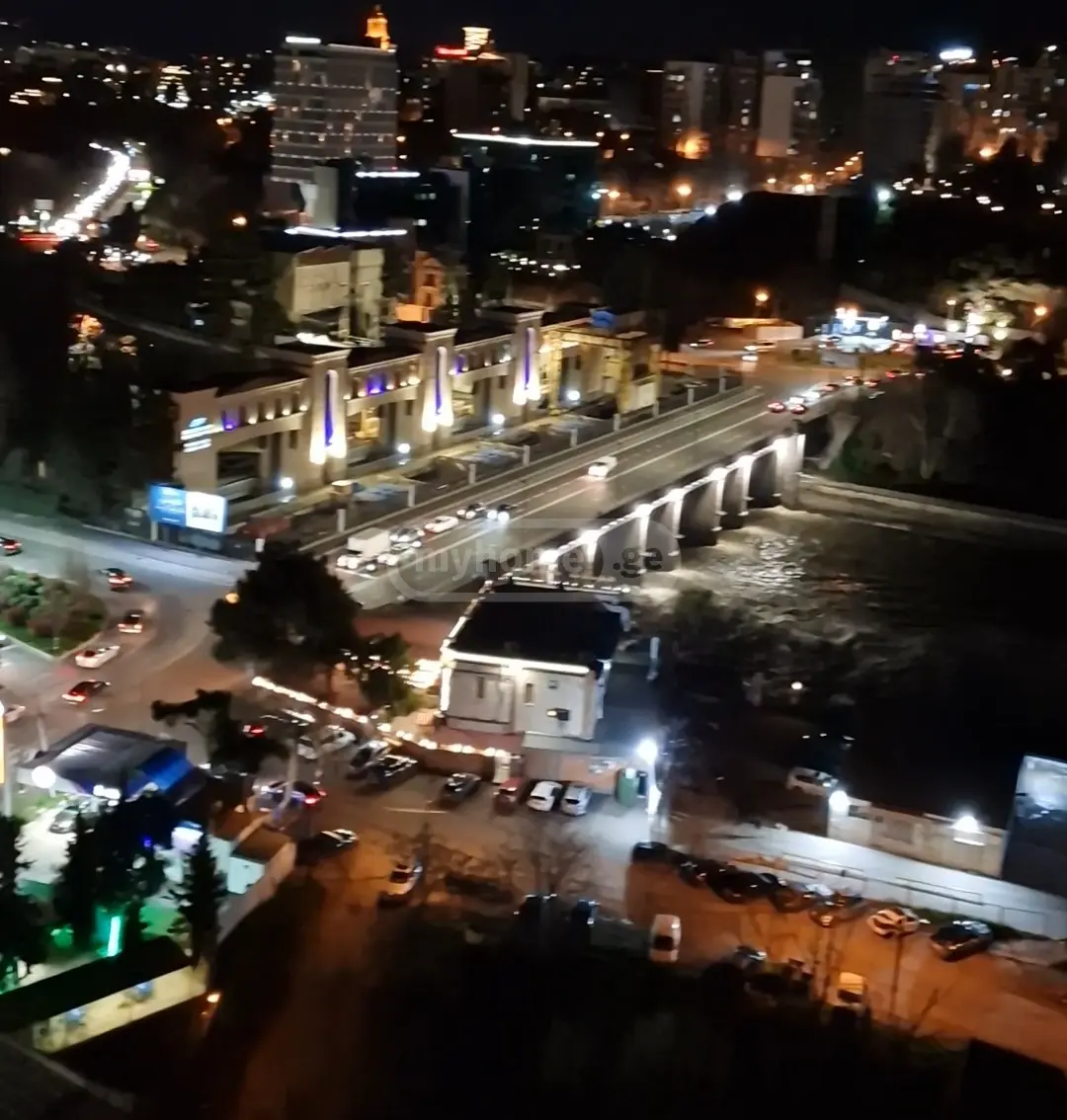  იყიდება 4 ოთახიანი  ბინა ორთაჭალაში  გულუას ქუჩაზე 