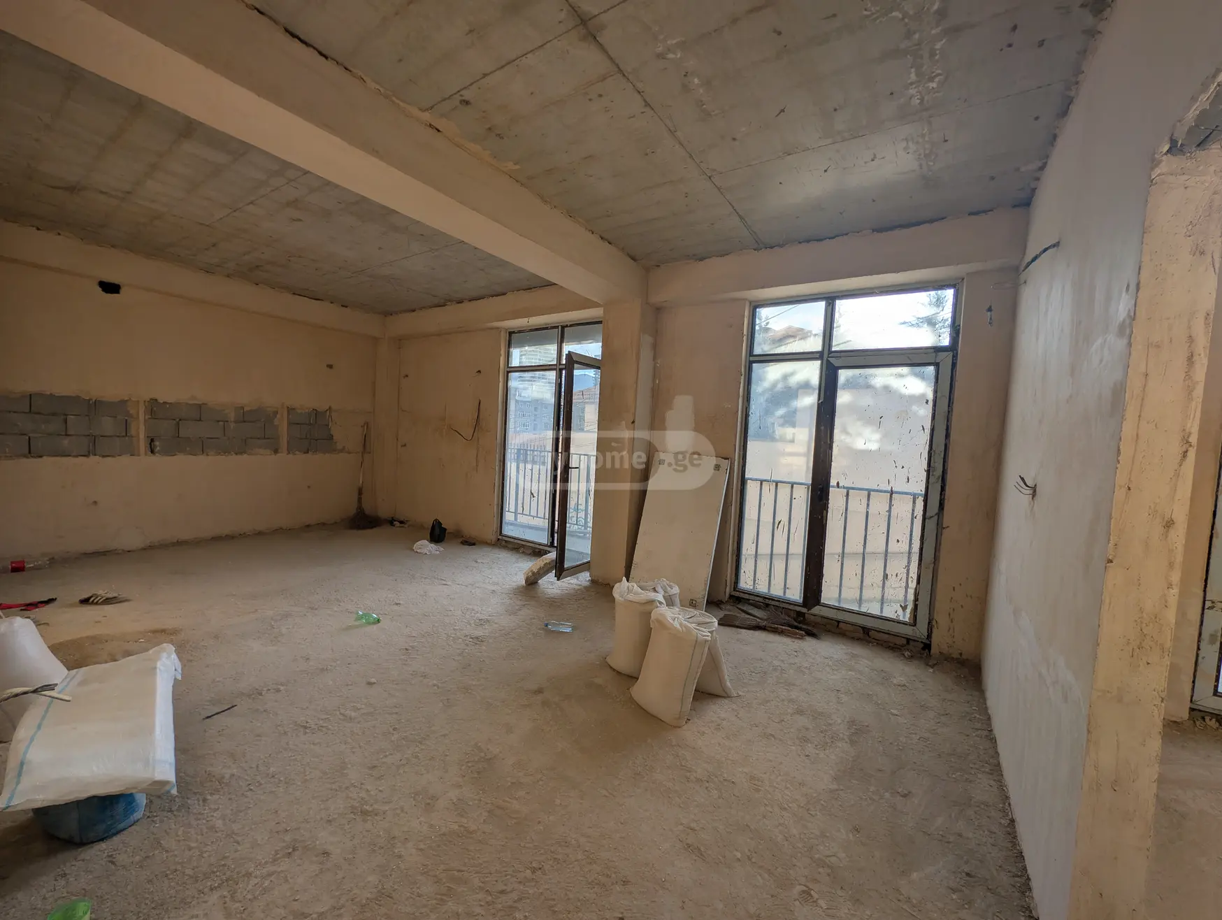  იყიდება 4 ოთახიანი  ბინა საბურთალოზე  ვ.ჩიქოვანის ქუჩაზე 