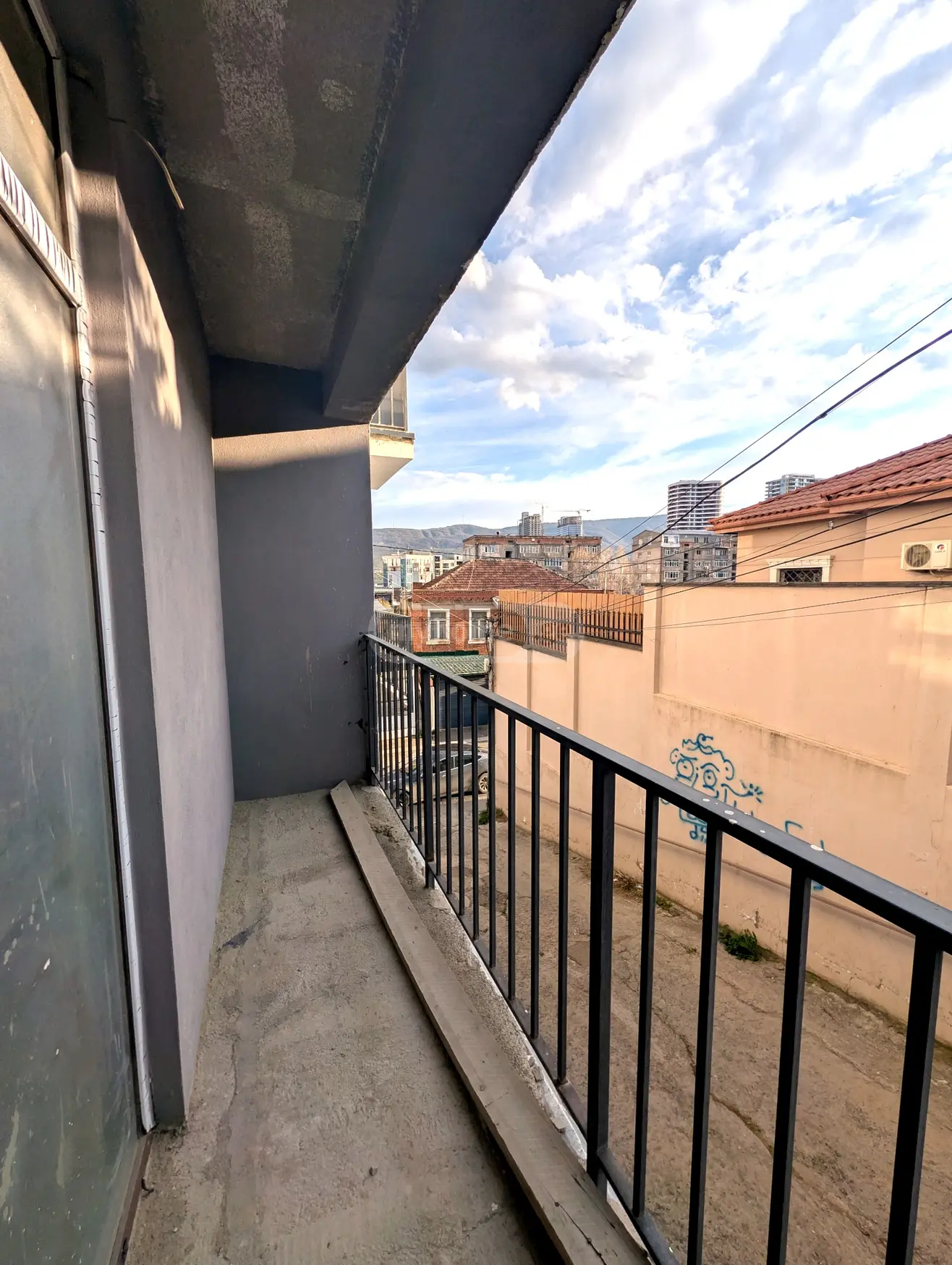  იყიდება 4 ოთახიანი  ბინა საბურთალოზე  ვ.ჩიქოვანის ქუჩაზე 