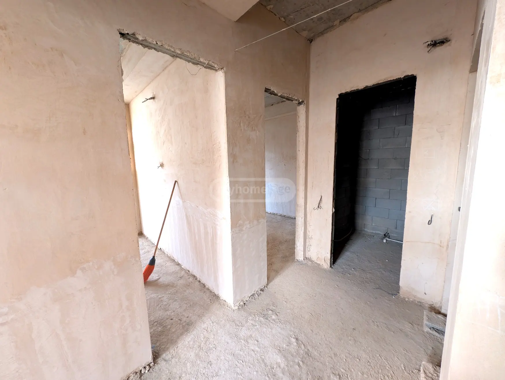  იყიდება 4 ოთახიანი  ბინა საბურთალოზე  ვ.ჩიქოვანის ქუჩაზე 