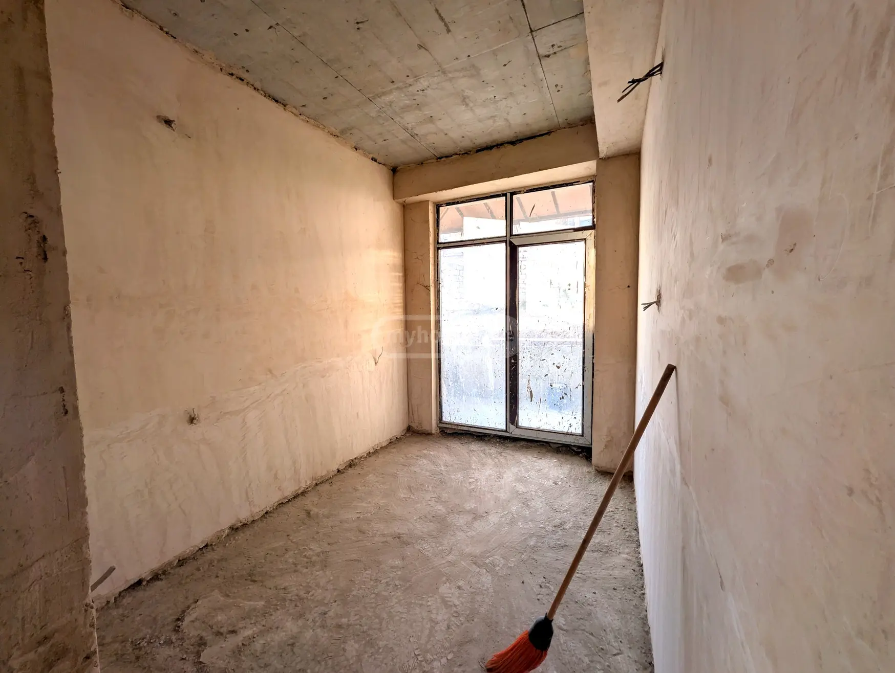  იყიდება 4 ოთახიანი  ბინა საბურთალოზე  ვ.ჩიქოვანის ქუჩაზე 