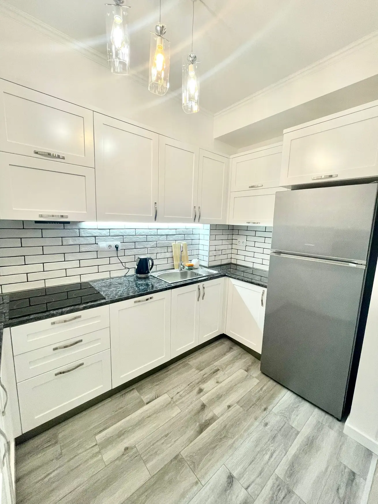  ქირავდება 3 ოთახიანი  ბინა საბურთალოზე  სულხან ცინცაძის ქუჩაზე 