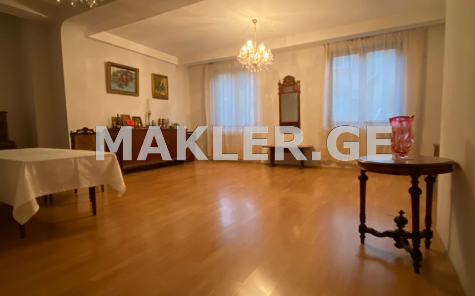  იყიდება 4 ოთახიანი  ბინა საბურთალოზე  ალ. ყაზბეგის გამზირზე 