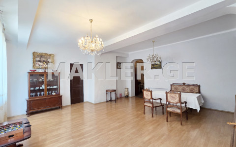  იყიდება 5 ოთახიანი  ბინა საბურთალოზე  ალ. ყაზბეგის გამზირზე 