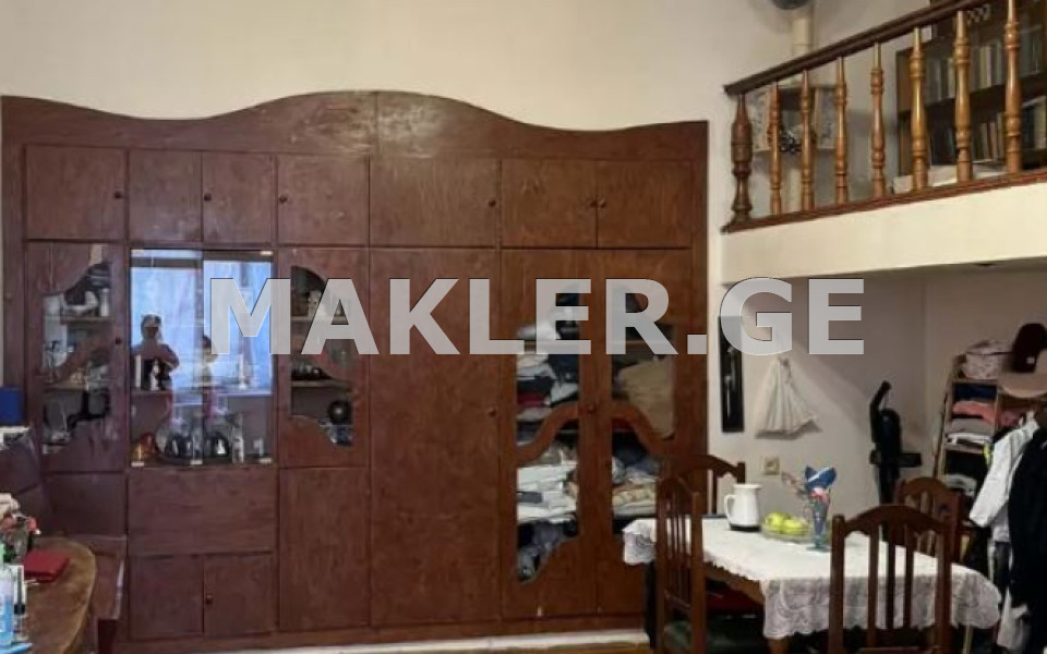  იყიდება 4 ოთახიანი  ბინა სოლოლაკში (ძველ თბილისში)  გ.ტაბიძის ქუჩაზე 