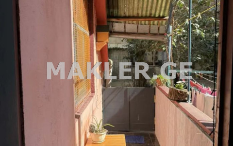  იყიდება 4 ოთახიანი  ბინა სოლოლაკში (ძველ თბილისში)  გ.ტაბიძის ქუჩაზე 