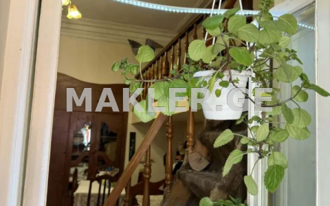  იყიდება 4 ოთახიანი  ბინა სოლოლაკში (ძველ თბილისში)  გ.ტაბიძის ქუჩაზე 