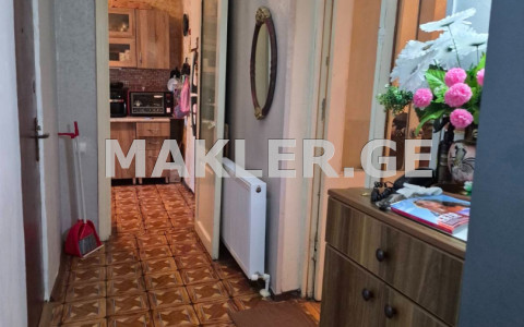  იყიდება 3 ოთახიანი  ბინა ჩუღურეთის რაიონში  აღმაშენებლის გამზირზე 