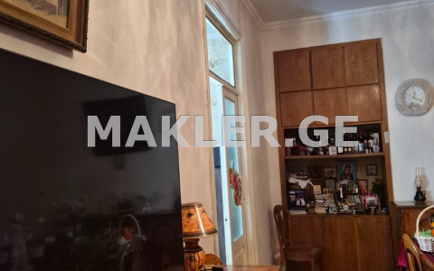  იყიდება 3 ოთახიანი  ბინა ჩუღურეთის რაიონში  აღმაშენებლის გამზირზე 