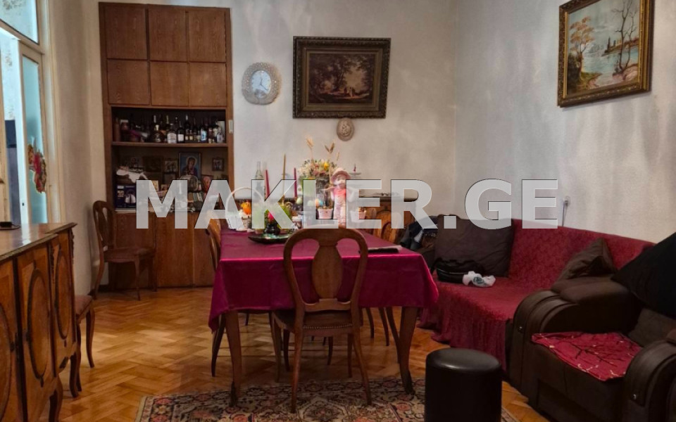  იყიდება 3 ოთახიანი  ბინა ჩუღურეთის რაიონში  აღმაშენებლის გამზირზე 