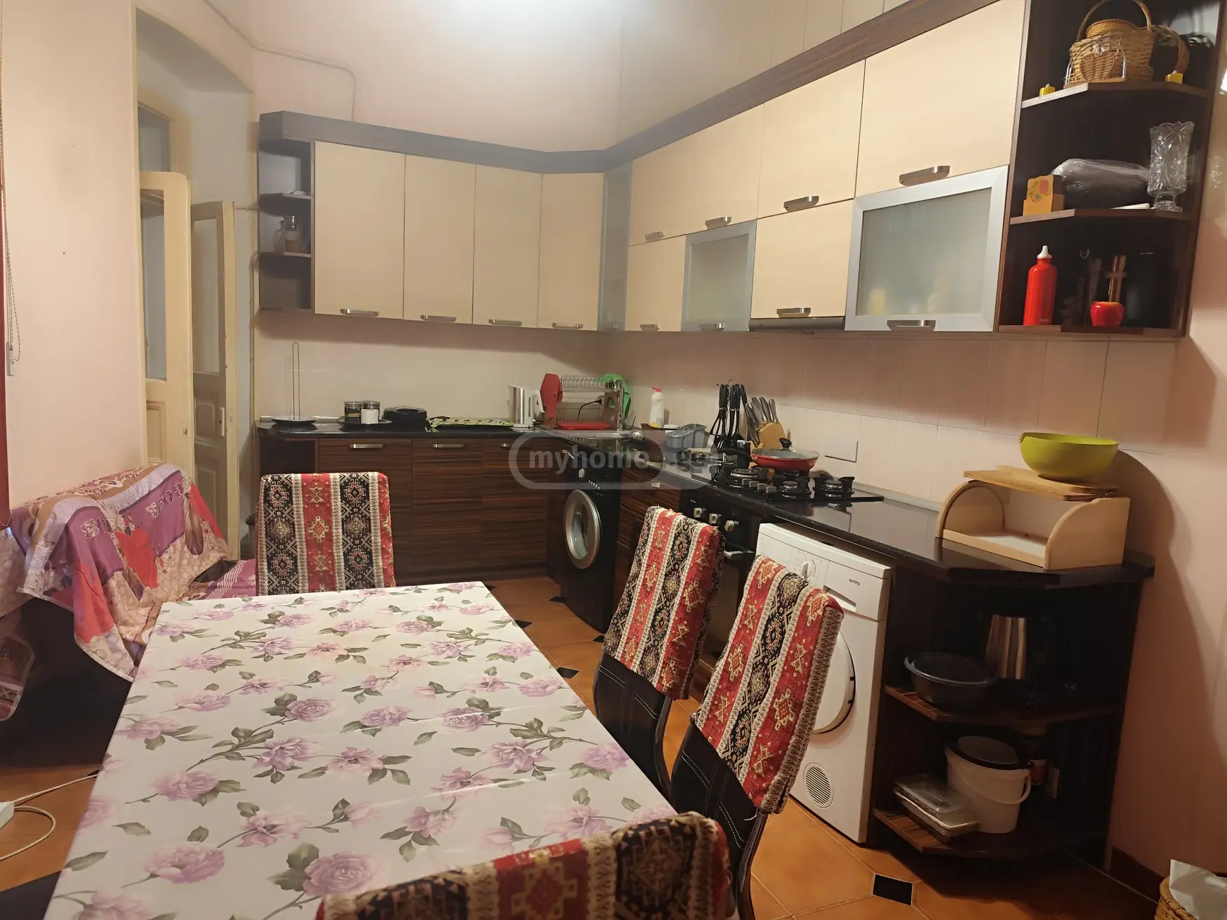  იყიდება 5 ოთახიანი  ბინა ვერაზე  ბარნოვის ქუჩაზე 