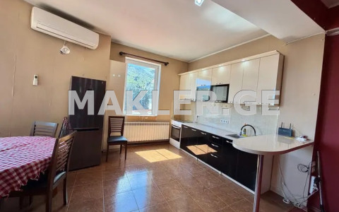  ქირავდება 2 ოთახიანი  ბინა ვერაზე  ბარნოვის ქუჩაზე 