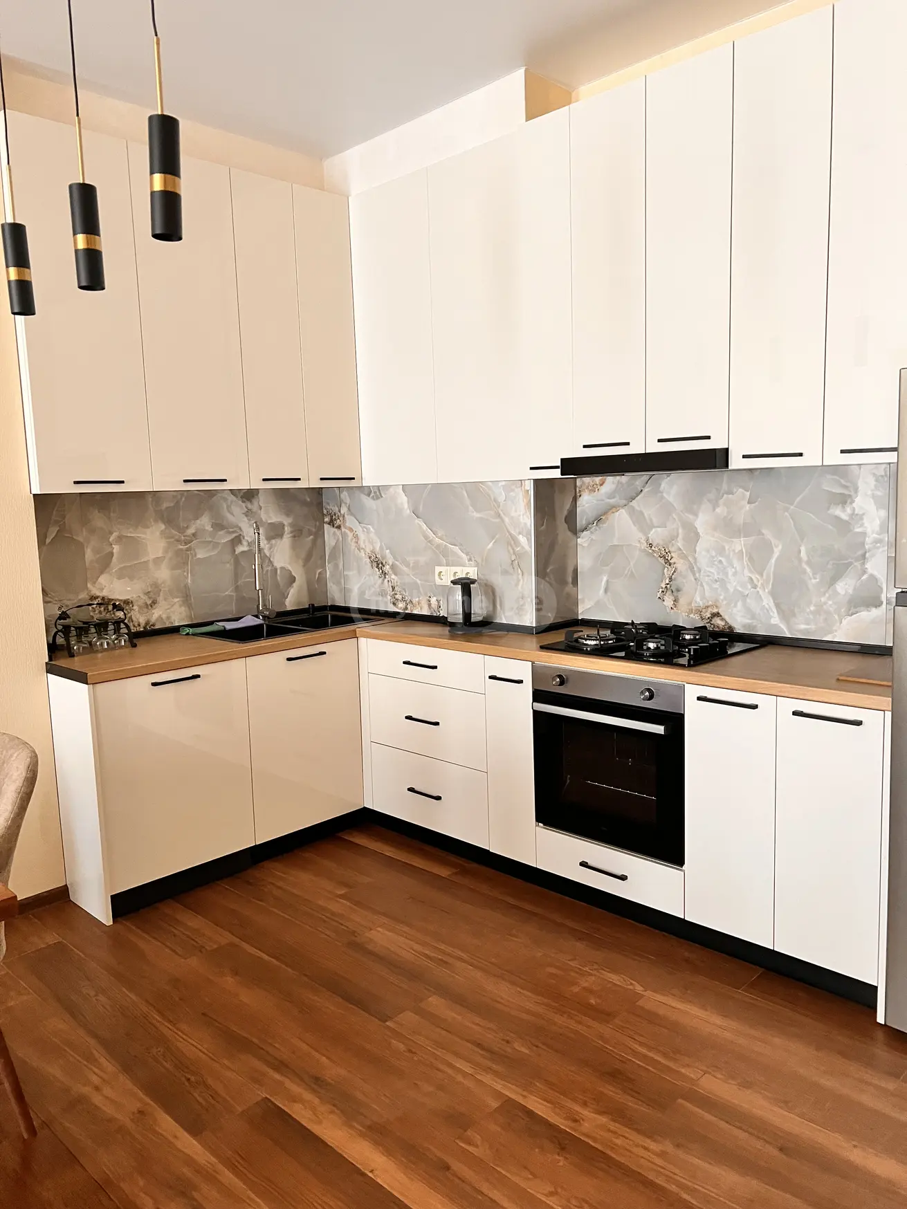  ქირავდება 3 ოთახიანი  ბინა ვაკეში  გიორგი დანელიას ქუჩაზე 