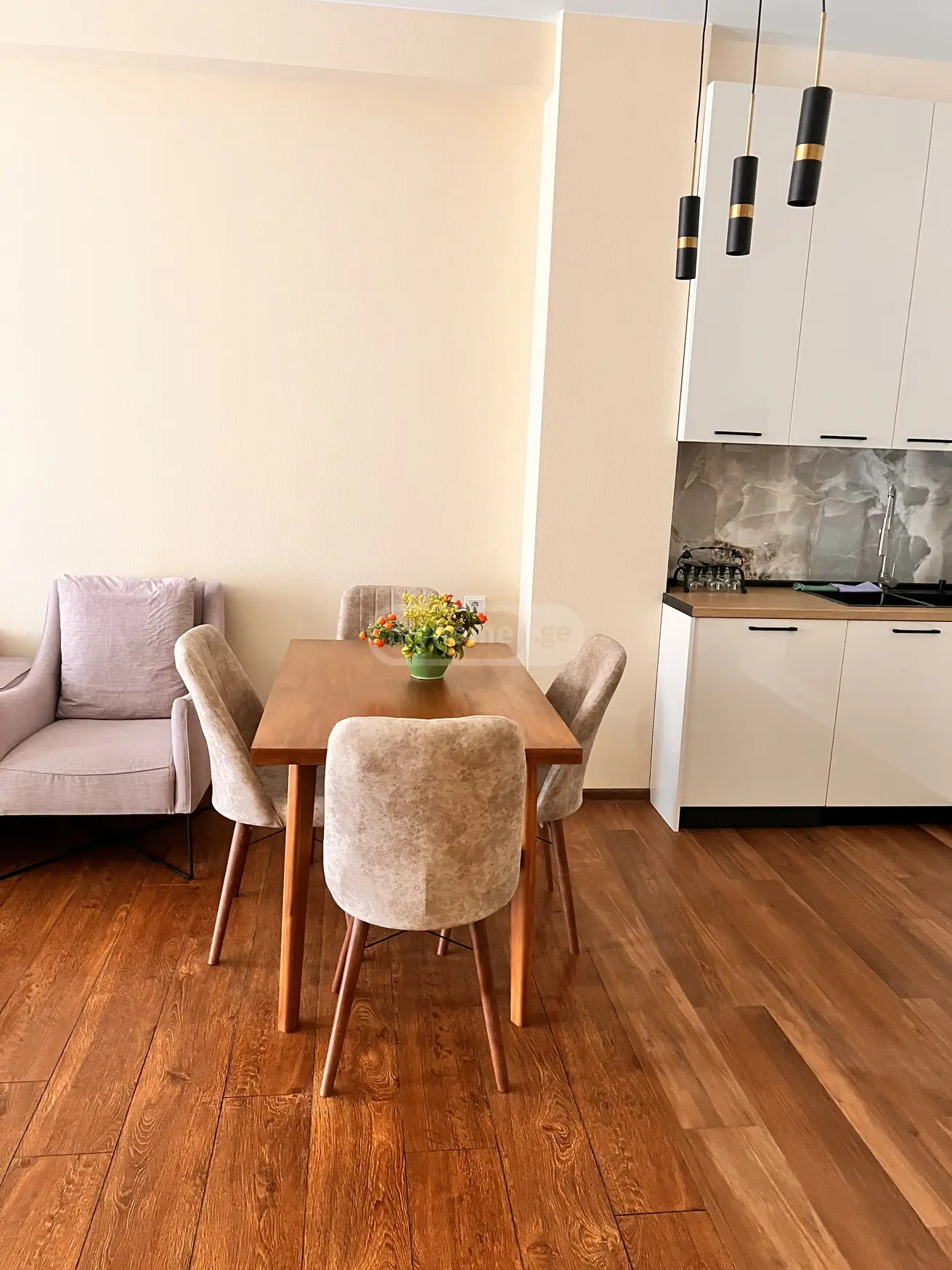  ქირავდება 3 ოთახიანი  ბინა ვაკეში  გიორგი დანელიას ქუჩაზე 