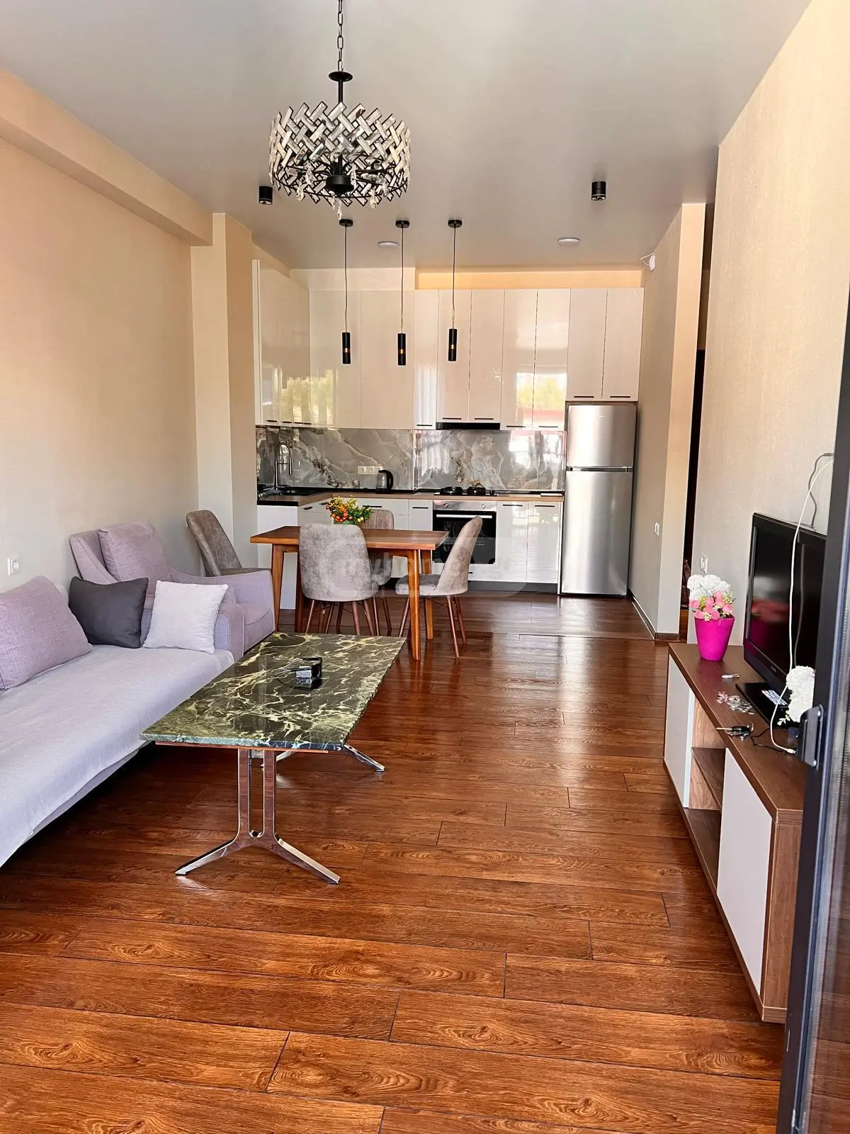  ქირავდება 3 ოთახიანი  ბინა ვაკეში  გიორგი დანელიას ქუჩაზე 