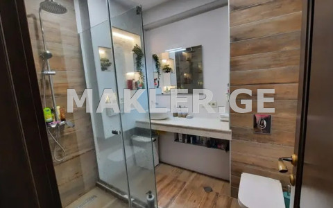  Продается 4 комнатная  Квартира в Ваке  на ул. Хомли 