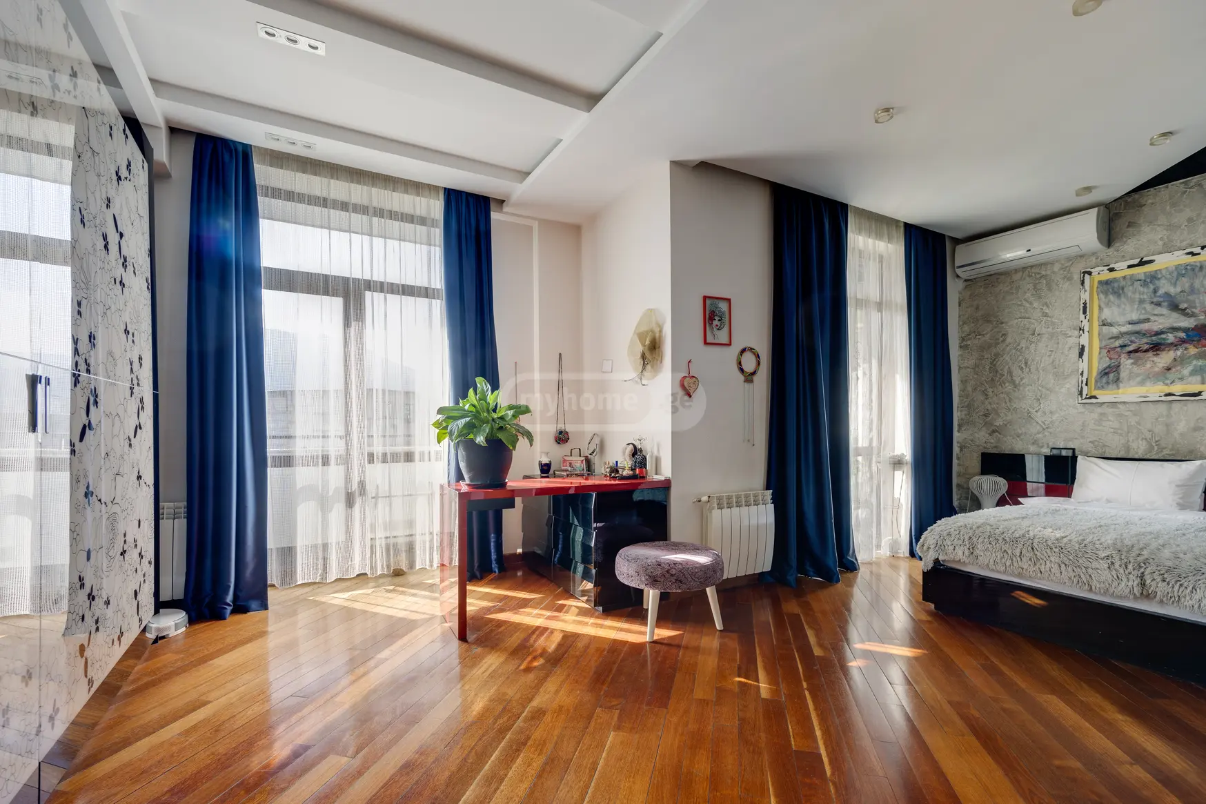  ქირავდება 3 ოთახიანი  ბინა ვაკეში  ი. ჭავჭავაძის გამზ. 